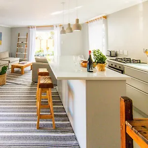 spacious-and-light-kalk-bay-garden-apartment.hotels-capetown.com/